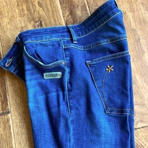 Gently used pair a blue jeans size 27